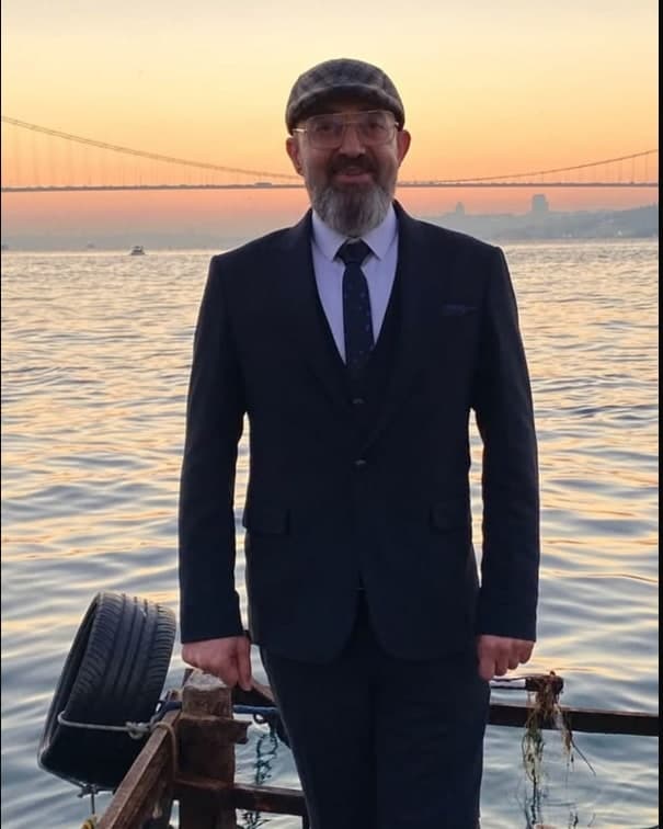 Murat Nedim Kahraman portresi — Boğaz kıyısında gün batımı